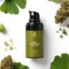 creme-contour-yeux-3-en-1 Crème contour des yeux 3 en 1 Cannabidiol et Ginkgo au look élégant entourée de feuilles vertes et de détails naturels.