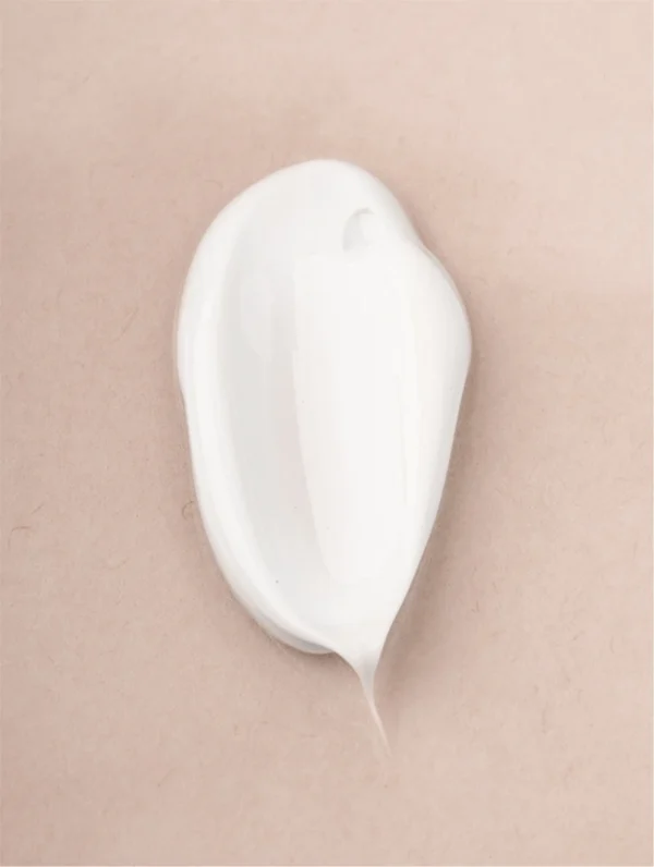 creme-corps-peaux-sensibles-saniva Application de la crème hydratante Saniva sur une peau sensible pour une absorption rapide et apaisante