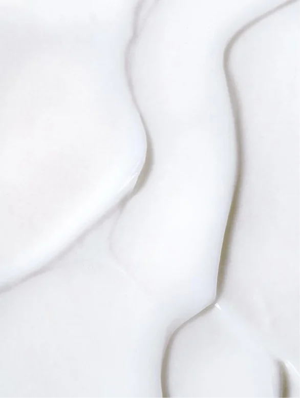 creme-corps-peaux-sensibles-texture-saniva Texture onctueuse et fondante de la crème corps dermo-botanique Saniva pour peaux sensibles.